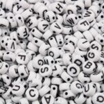 Miçanga Redonda Letra 7mm – Und