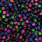 Miçanga Redonda Letra 7mm – Und