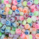 Miçanga Redonda Letra 7mm – Und