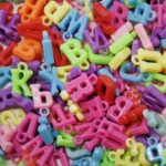 Conta Infantil Pingente Letras 14mm Acrílico - 20 Gramas