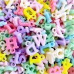 Conta Infantil Pingente Letras 14mm Acrílico – 20 Gramas