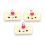 Pingente Infantil Carta 20x25mm Resina - 1 Und