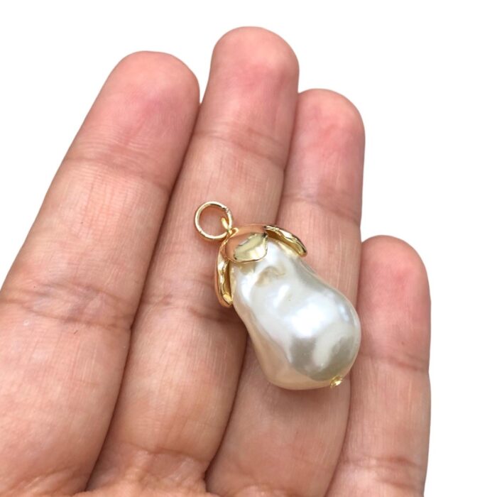 Pingente Pérola Disforme 29mm C/ Charneira Dourado - 1 Und - Imagem 4