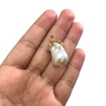 Pingente Pérola Disforme 29mm C/ Charneira Dourado - 1 Und - Imagem 2
