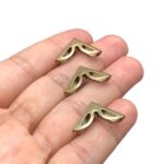 Cantoneira P/ Bolsa Trabalhada 1.7cm Dourado – 1 Und - Imagem 3