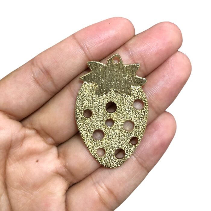 Pingente Morango Vazado 44mm Dourado - 1 Und - Imagem 3