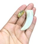 Pingente Dente Resina C/ Terminal Dourado – 1 Und - Imagem 2