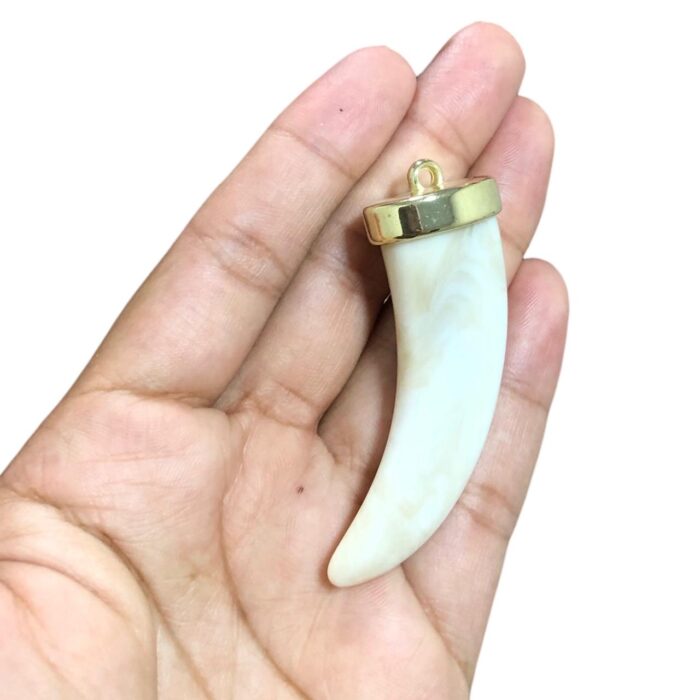 Pingente Dente Resina C/ Terminal Dourado – 1 Und - Imagem 3