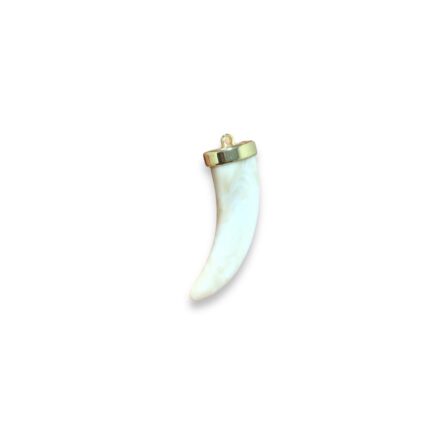 Pingente Dente Resina C/ Terminal Dourado – 1 Und