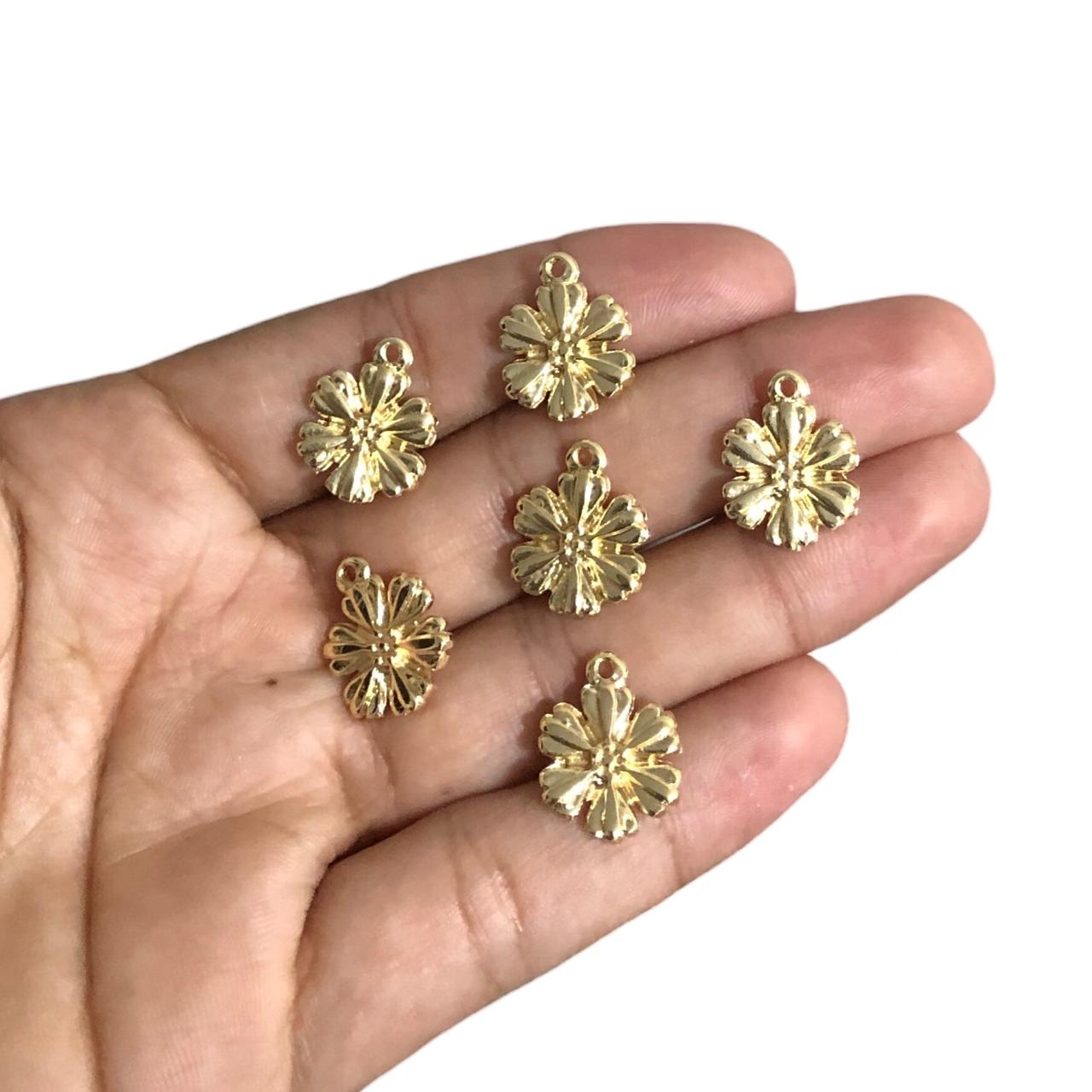 WhatsApp Image 2025-10-28 at 09.33.29 (18) Pingente Flor Trabalhado 17mm Dourado - 1 Und - Imagem 3