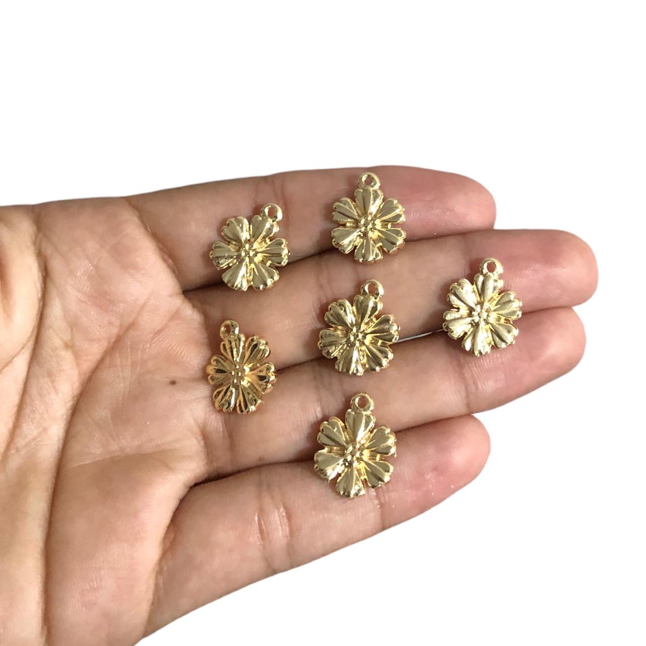 WhatsApp Image 2025-10-28 at 09.33.29 (19) Pingente Flor Trabalhado 17mm Dourado - 1 Und - Imagem 2