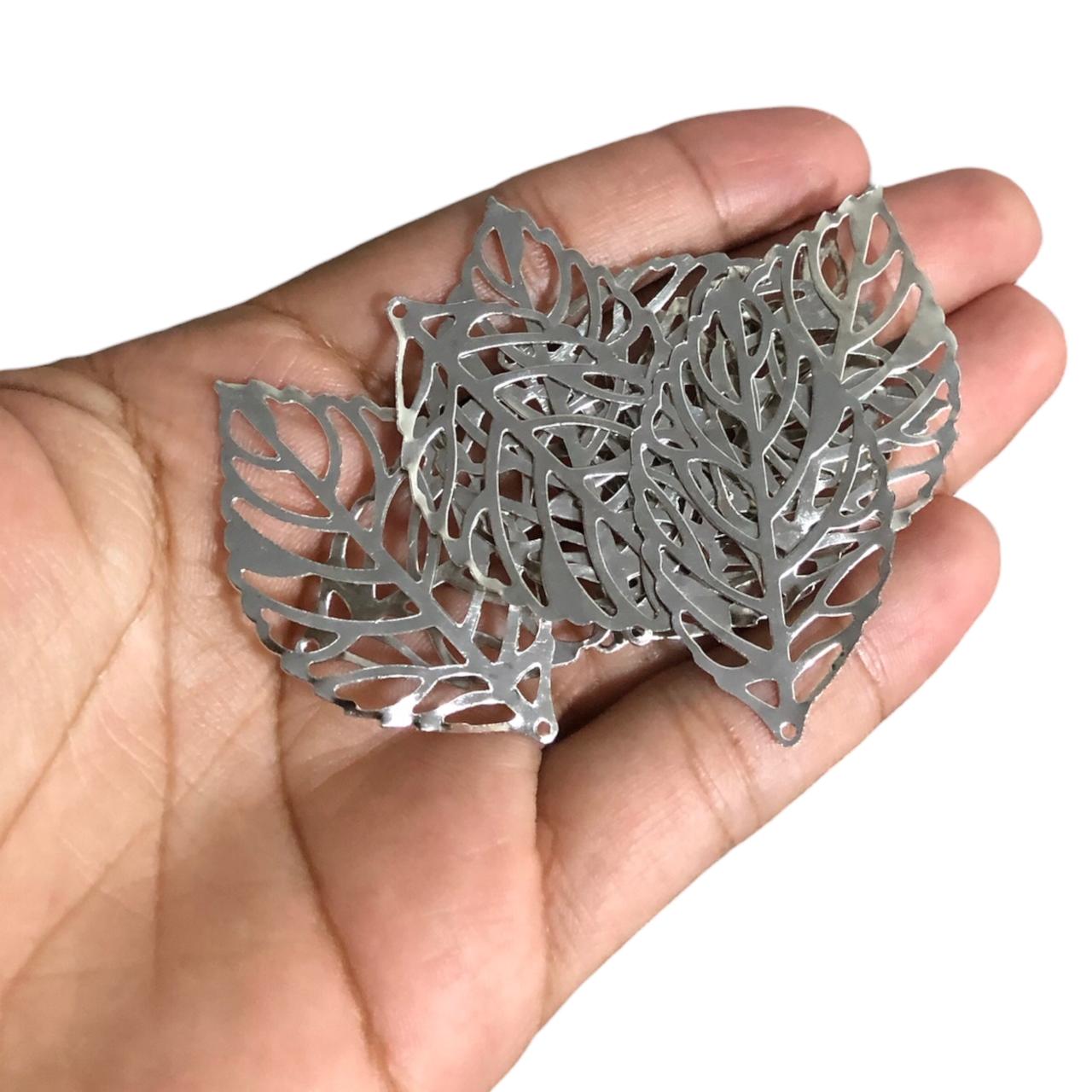 WhatsApp Image 2025-10-28 at 09.33.29 (23) Pingente Folha Vazado 26x45mm Níquel - C/ 10 Unds - Imagem 2