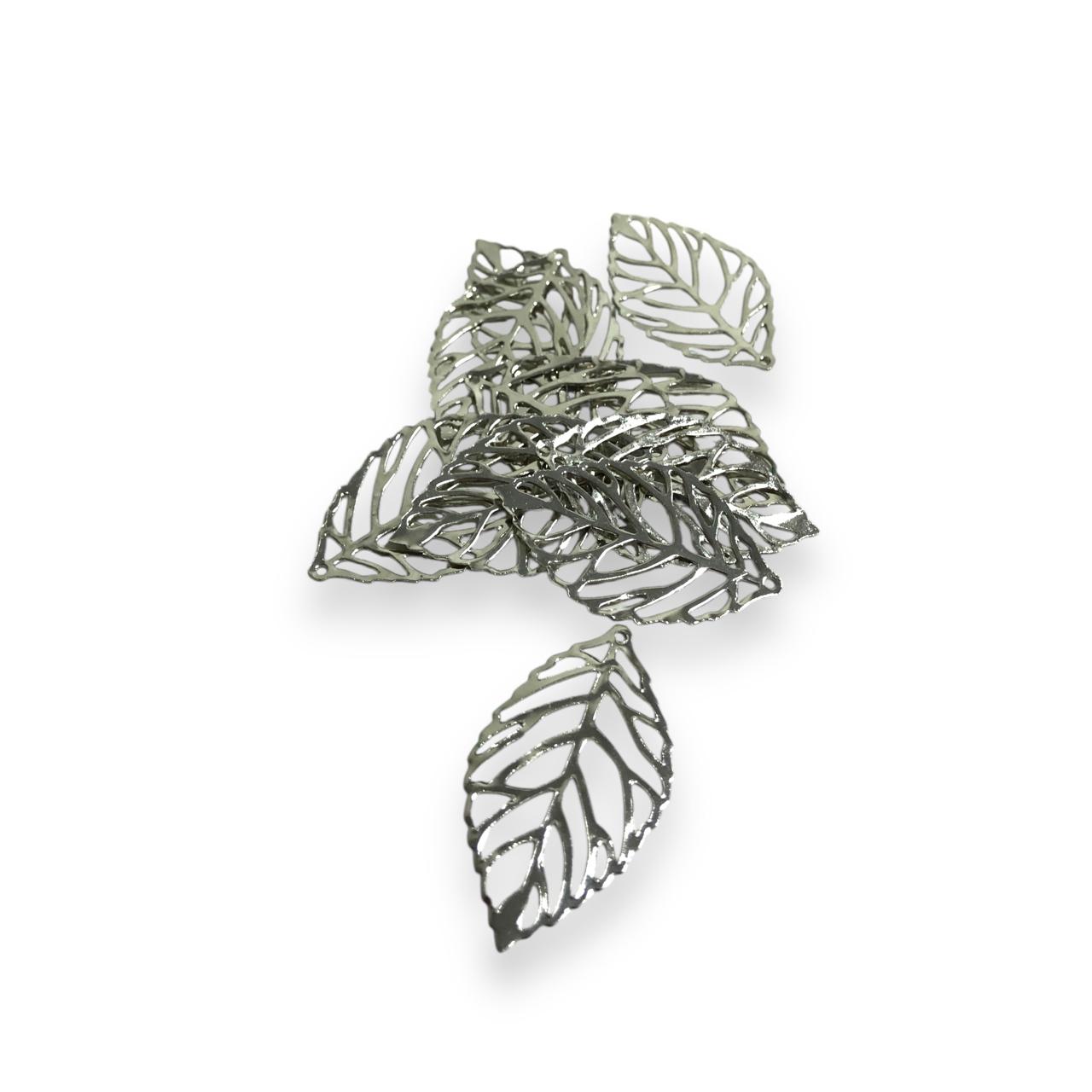 WhatsApp Image 2025-10-28 at 09.33.29 (6) Pingente Folha Vazado 20x35mm Níquel – C/ 10 Unds - Imagem 1