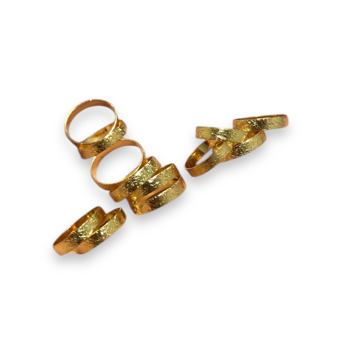 WhatsApp Image 2025-10-29 at 17.00.27 Entremeio Argola Lisa 2x10mm Dourado Exclusivo – 1 Und - Imagem 1