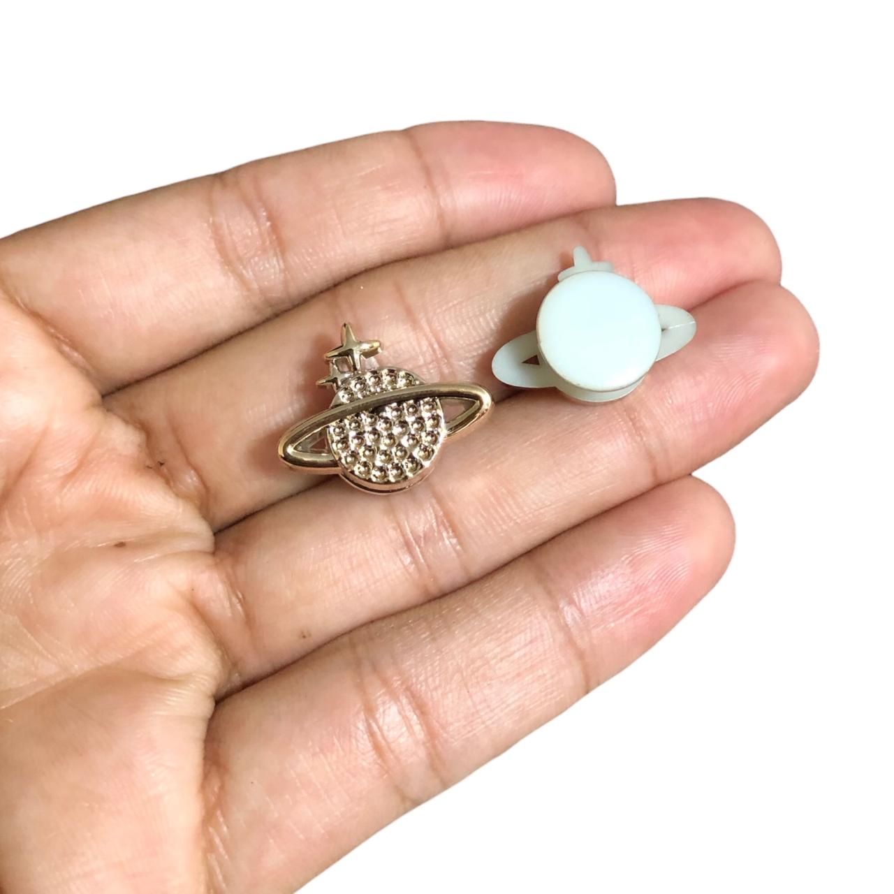 WhatsApp Image 2025-10-30 at 09.31.20 (10) Aplique P/ Crocs 16x20mm Dourado – 1 Und - Imagem 2