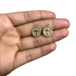 Pingente Oval C/ Cruz 17mm Dourado - 1 Und - Imagem 2