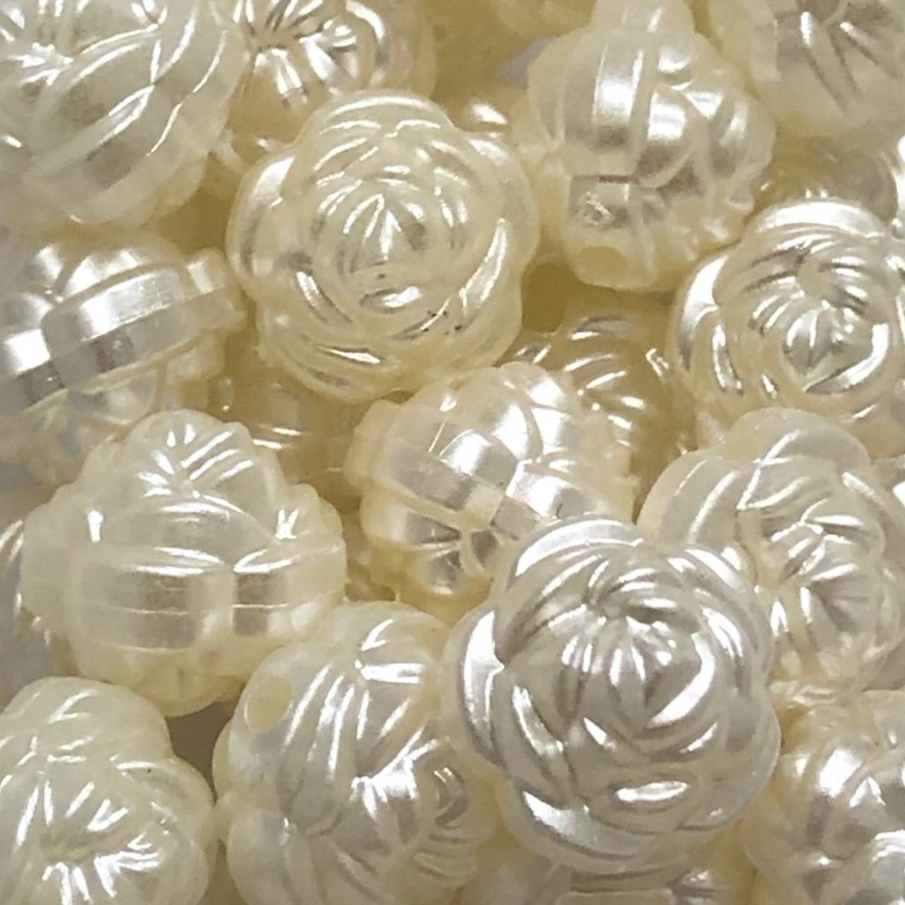 WhatsApp Image 2025-11-26 at 09.40.24 Entremeio Flor 12mm Pérola Abs - 20 Gramas - Imagem 1