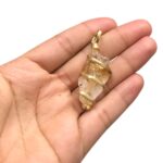 Pingente Pedra Disforme C/ Aspiral Dourado - 1 Und - Imagem 2