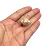 Pingente Redondo 25mm Trabalhado C/ Pérola Dourado - 1 Und - Imagem 3