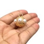 Pingente Redondo 25mm Trabalhado C/ Pérola Dourado - 1 Und - Imagem 2