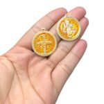 Pingente Redondo S.Bento C/ Resina 30mm Dourado – 1 Und - Imagem 2