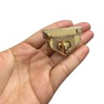 Fecho P/ Bolsa Torniquete Triangular 31x44mm Dourado – 1 Und - Imagem 2