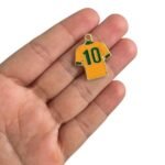 Pingente Camisa 10 Brasil 29mm Dourado – 1 Und - Imagem 2