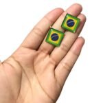 Pingente Bandeira Brasil Triângulo 28mm C/ Resina Dourado Exclusivo - 1 Und - Imagem 4