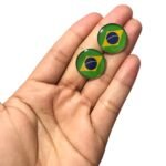 Pingente Bandeira Brasil Redondo 24mm C/ Resina Dourado Exclusivo – 1 Und - Imagem 2
