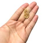 Pingente N.Sra C/ Menino Vazado 15x28mm Dourado Exclusivo - 1 Und - Imagem 2