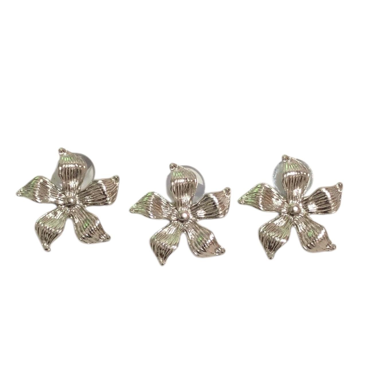 WhatsApp Image 2026-07-24 at 15.39.53 Broche Flor 28mm Níquel - 1 Und - Imagem 1