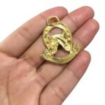 Pingente Ferradura C/ Cavalo 38mm Dourado - 1 Und - Imagem 3