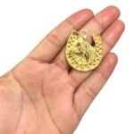 Pingente Ferradura C/ Cavalo 36mm Dourado - 1 Und - Imagem 2