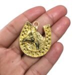 Pingente Ferradura C/ Cavalo 36mm Dourado - 1 Und - Imagem 3
