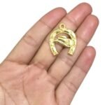 Pingente Ferradura C/ Chapéu 28mm Dourado - 1 Und - Imagem 3