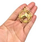 Pingente Redondo Vazado C/ Cavalo 47mm Dourado – 1 Und - Imagem 2