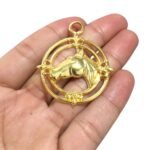 Pingente Redondo Vazado C/ Cavalo 47mm Dourado – 1 Und - Imagem 3