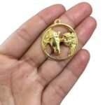 Pingente Redondo Menina C/ Cavalo 33mm Dourado - 1 Und - Imagem 3