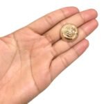 Botão Redondo Trabalhado 23mm Dourado - 1 Und - Imagem 2