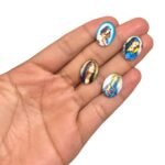 Aplique Religioso Oval 13x18mm Resina – 1 Und - Imagem 2